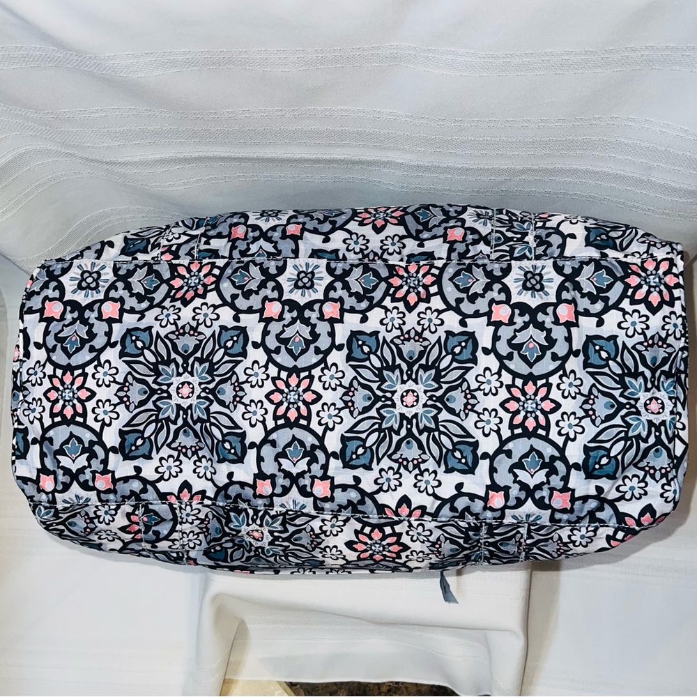 Vera Bradley Nylon Duffle Lisbon Medallion Archived Pattern NWOT 
💥SALE /2 OFF 💥 - Picture 4 of 16